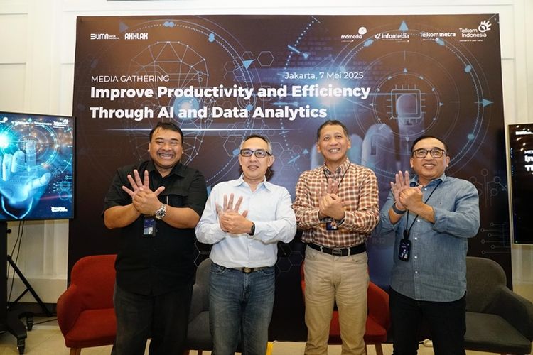  (kiri ke kanan) Direktur Operation dan Sales MDMedia Pujo Pramono, Direktur Utama Infomedia Eddy Sofryano, CEO TelkomMetra Pramasaleh Hario Utomo, dan VP Corporate Communication Telkom Andri Herawan Sasoko saat foto bersama pada acara Media Gathering ?Improve Productivity and Efficiency Through AI and Data Analytics? di Jakarta, pada Rabu (7/5/2025). 