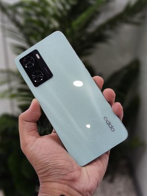 Oppo A57 dalam genggaman.