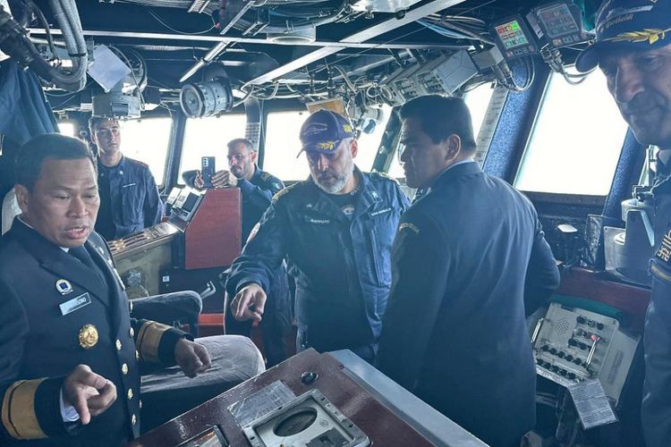 Kepala Staf TNI Angkatan Laut (Kasal) Laksamana TNI Dr. Muhammad Ali diundang oleh Angkatan Laut Italia guna melaksanakan kunjungan di atas Kapal Induk Italia ITS Giuseppe Garibaldi yang sedang melaksanakan latihan pada Mei 2024.