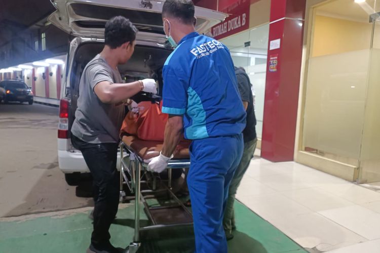 Mayat perempuan berinisial JS (25) yang ditemukan dalam kondisi terlakban di Cikarang Timur, Kabupaten Bekasi, tiba di RS Polri Kramatjati, Jakarta Timur, Jumat (8/12/2023) malam.