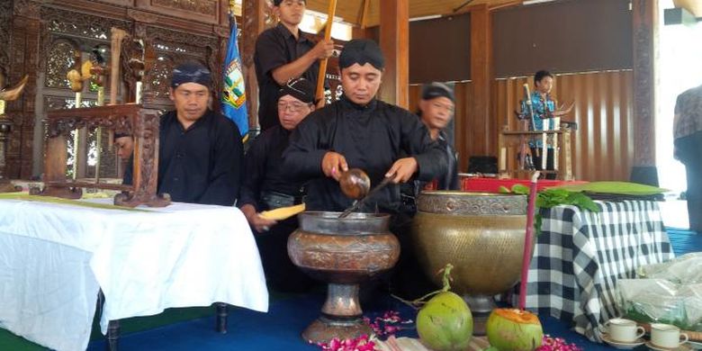 Sejumlah pusaka peninggalan Bupati Semarang pertama, yakni Sunan Pandanaran II dijamas di pendopo Bupati Semarang, di Ungaran, Selasa (11/10/2016) siang oleh para pamong budaya setempat.