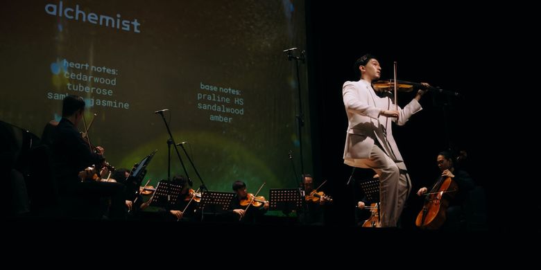 Alchemist menggelar konser multisensori bersama pemain biola Iskandar Widjaya pada 28 Agustus 2023 di Taman Ismail Marzuki. 