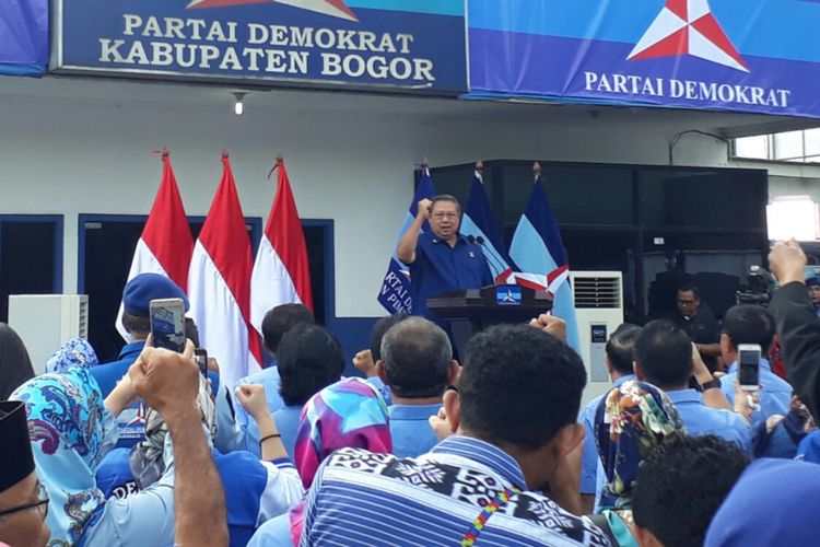 Ketua Umum Partai Demokrat Susilo Bambang Yudhoyono menyampaikan pernyataan politiknya di awal tahun 2018. Penyampaian pernyataan politik itu digelar di kantor Sekretariar DPC Partai Demokrat, Jalan Tegar Beriman, Cibinong, Kabupaten Bogor, Jawa Barat, Jumat (5/1/2018).
