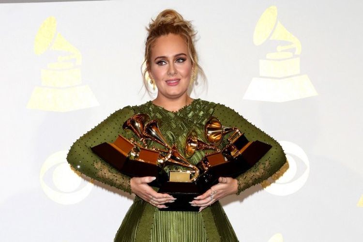 Penyanyi asal Inggris Adele memenangi Grammy Awards untuk Album Of The Year, Best Pop Vocal Album, Song of the Year, Record of the Year, dan Best Pop Solo Performance pada Grammy Awards 2017 yang digelar di Staples Center, Los Angeles, California, pada 12 Februari 2017. 