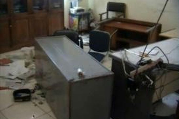 Kantor Satpol PP Kota Majene diobrak-abrik oleh keluarga korban perkosaan dua anggota Satpol PP, Kamis (28/8/2014).