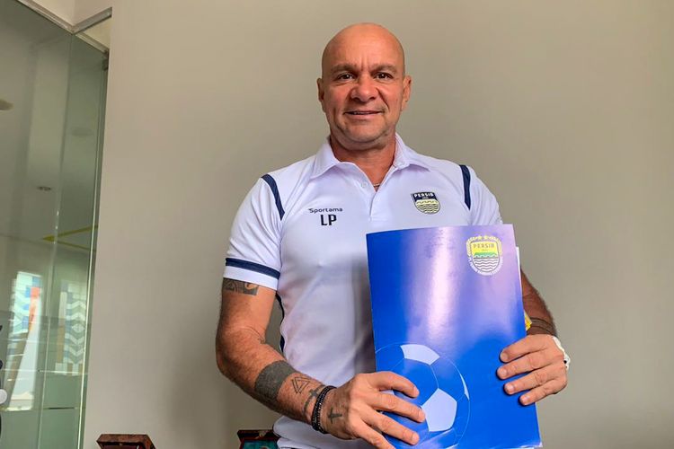 Pelath penjaga gawang Persib Bandung Luizinho Passos menandatangani kontrak baru jangka panjang sampai 2025, diumumkan pada Jumat (23/12/2022).