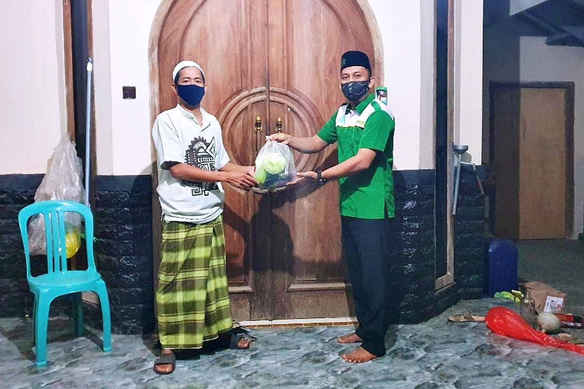 Pendamping Desa membagikan sembako bagi warga yang menjalani isolasi mandiri (isoman) di Provinsi Jawa Timur.