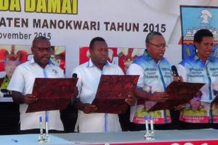 Pasangan calon Bupati dan Wakil Bupati Manokwari saat membacakan ikrar Pilkada damai dan berintegritas dihalaman kantor KPU Manokwari, pada Kampanye Pilkada damai tahun 2015, Selasa (3/11/2015)