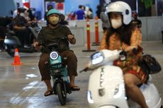 BERITA FOTO: Test Ride Motor Listrik di PEVS 2022 Diserbu Pengunjung