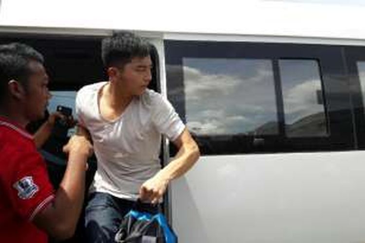 Seorang tenaga kerja asing asal Cina dievakuasi setelah mobil yang ditumpanginya dirusak orang tak dikenal dalam aksi penghadangan di Kendari