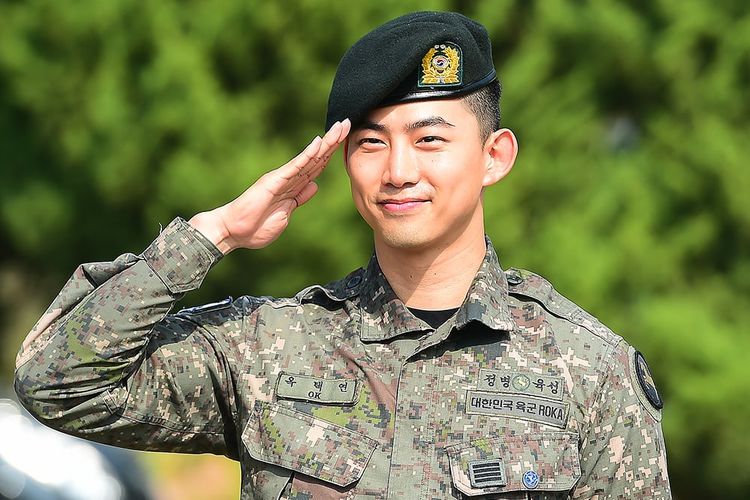 Aktor dan penyanyi K-pop Ok Taecyeon memberi hormat setelah mengakhiri masa wajib militernya, Kamis (16/5/2019).