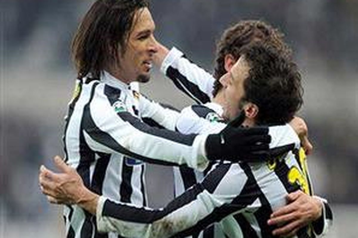 Amauri memberi selamat kepada Alessandro Del Piero yang mencetak gol kemenangan Juventus atas Genoa. Amauri sendiri menyumbang satu gol.