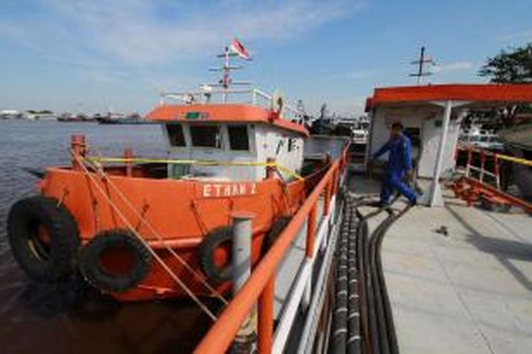 Dua kapal pengangkut BBM yang diamankan Polisi Perairan Polda Kalimantan Barat. (19/6/2015)