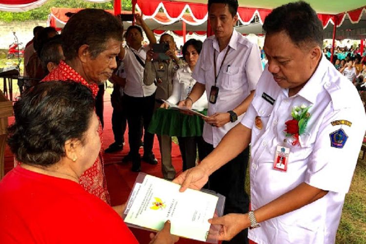 Gubernur Sulawesi Utara Olly Dondokambey menyerahkan 1.313 sertifikat tanah Program Pendaftaran Tanah Sistematis Lengkap (PTSL) kepada masyarakat Kota Likupang, Minahasa Utara (Minut), Rabu (13/2/2019).