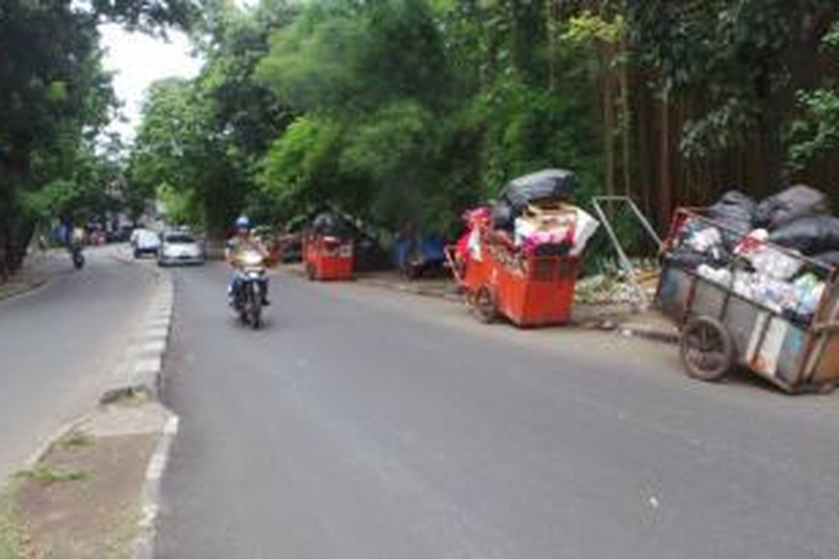 Puluhan gerobak sampah di TPS Jalan Kramat Pela, Kecamatan Kebayoran Baru, Jakarta Selatan. Foto diambil pada Rabu (7/1/2015).
