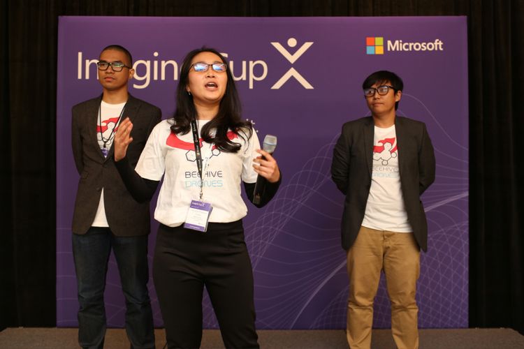 Tim BeeHive Drones yang terdiri dari mahasiswa Indonesia saat melakukan presentasi di Imagine Cup 2018.
