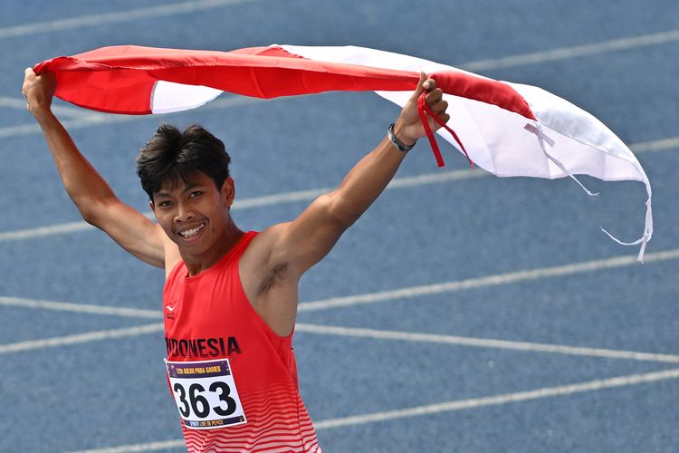 Pelari Indonesia, Saptoyogo Purnomo melakukan selebrasi setelah berhasil meraih medali emas dalam nomor 100m putra T37 ASEAN Para Games Kamboja 2023 di Morodok Techo Stadium, Kamboja, Senin (05/06/2023). Saptoyogo berhasil finis terdepan dengan catatan waktu 11.70 detik. NPC Indonesia/ Agung Wahyudi