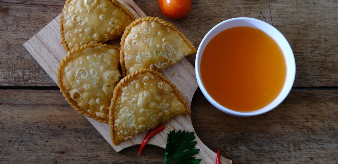Ilustrasi jalangkote dan saus sambal khas. Jalangkote adalah kuliner khas Makassar yang bentuknya mirip pastel.