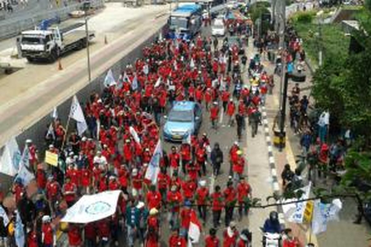 Sebuah taksi terkepung massa buruh yang sedang melakukan 