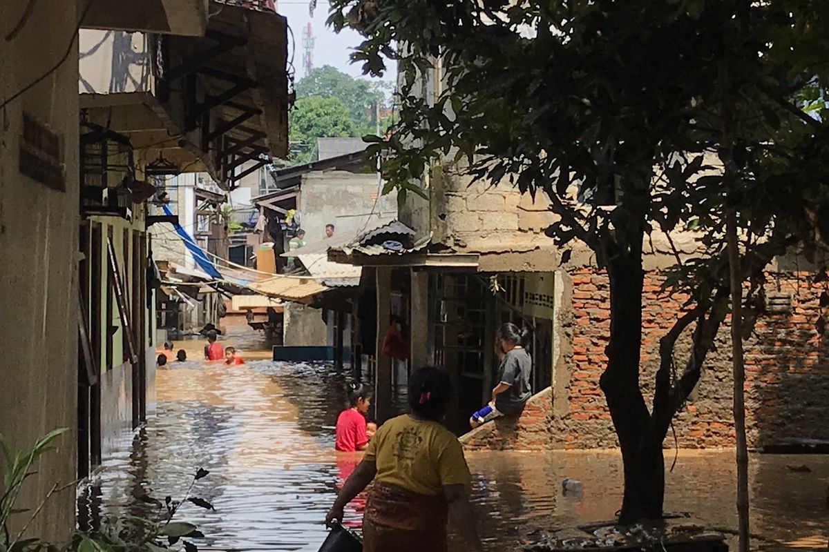 Banjir hingga ketinggian dua meter terjadi di Kelurahan Balekambang, Kramat Jati, Jakarta Timur, Jumat (26/4/2019). 