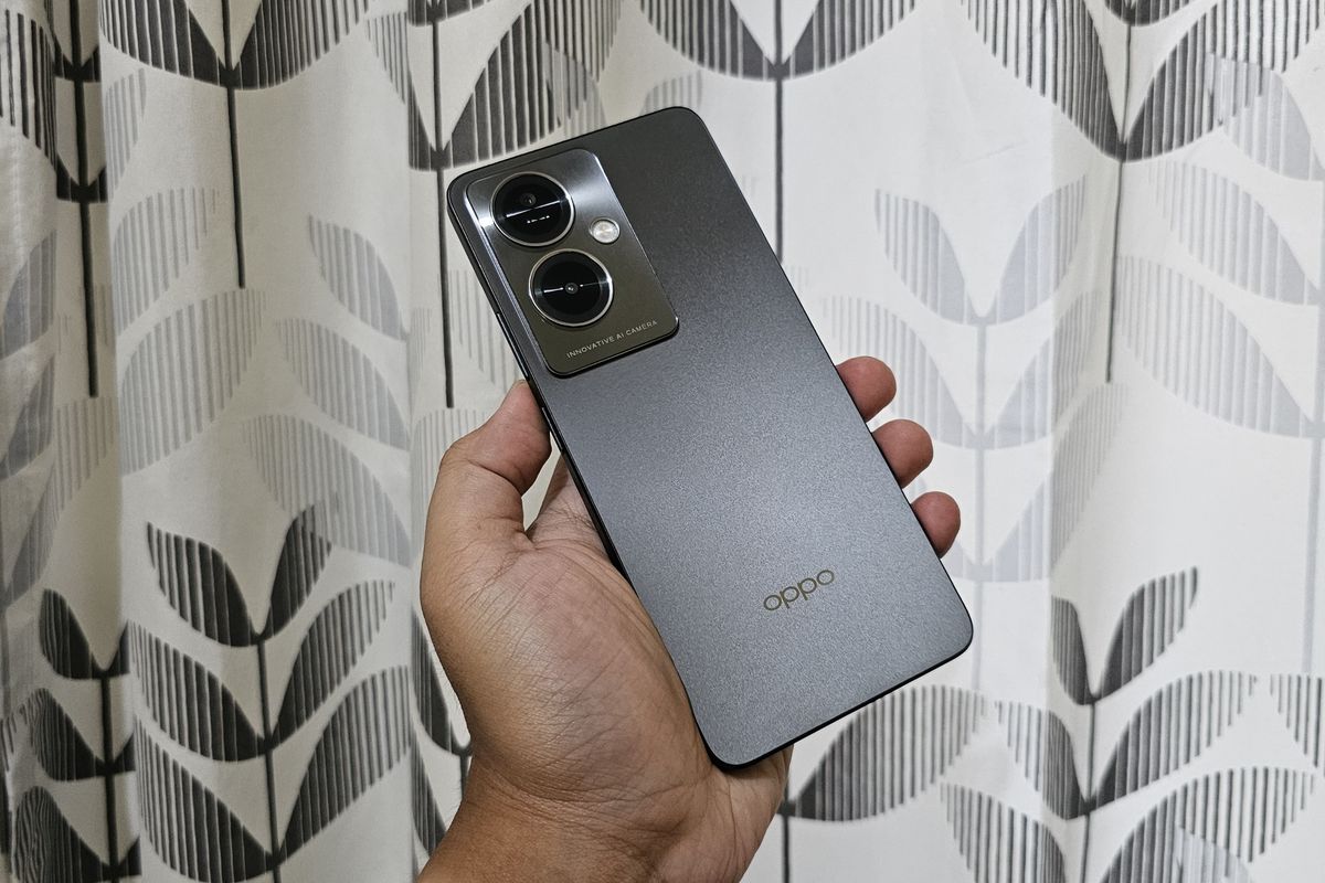 Bagian punggung Oppo A79 5G bisa dibilang lebih cantik dan mewah dibanding Oppo A78 5G. Sebab, Oppo menggunakan polesan (finishing) cangkang mengilap baru bernama Mystery Black. Cangkang ini menawarkan tampilan warna hitam, namun akan berubah menjadi warna abu-abu ketika dilihat dari sisi berbeda.