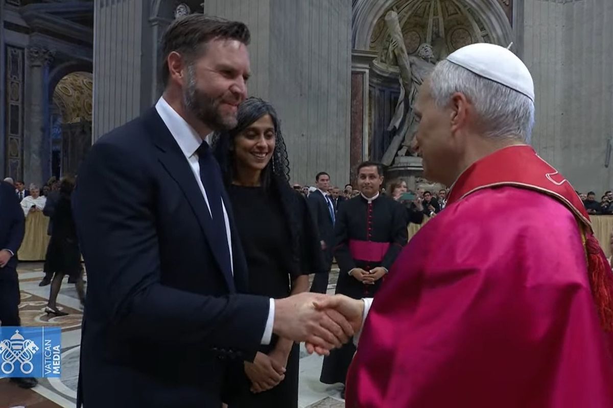 Wakil Presiden AS JD Vance didampingi istrinya saat memberikan ucapan selamat kepada Paus Leo XIV usai pelantikannya di Vatikan, Minggu (18/5/2025). 