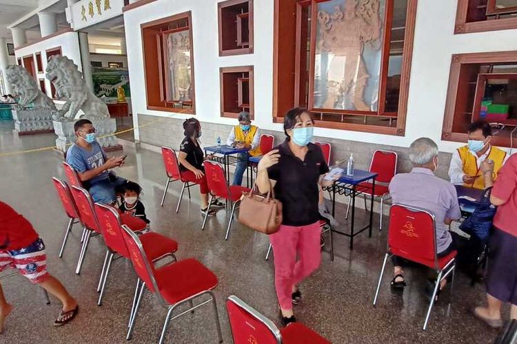 Pelaksanaan vaksinasi booster di Batam, Kepulauan Riau, yang dilaksanakan di Maha Vihara Mayteria, Jumat (14/1/2022).