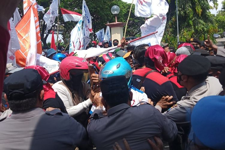 Aksi unjukrasa ratusan buruh FSPMI Tuban di PT IKSG ricuh dan dua orang buruh yang diamankan petugas dilepaskan. Senin (15/8/2022).