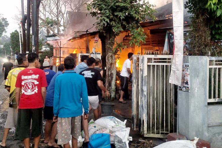 Toko Kelontong di Blitar Terbakar, 3 Orang Terluka, Kerugian Capai Rp 300 Juta