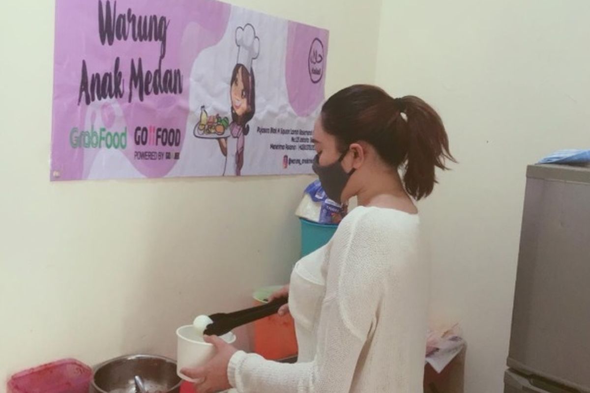 Nelam Sari Tanjung Menyiapkan Pesananan Makanan