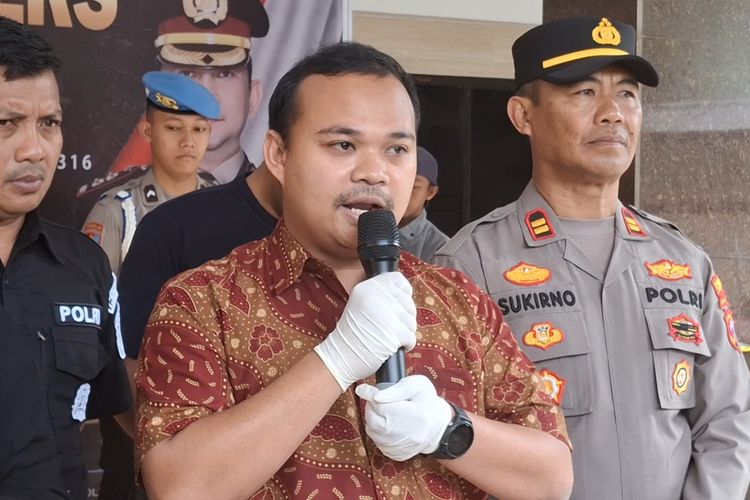 Kasatreskrim Polres Lumajang rilis perkembangan kasus guru video call siswi SD, Jumat (18/4/2025)