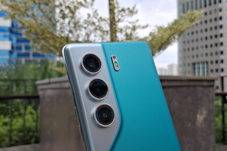 Tecno Camon 40 Pro 5G dibekali dengan kamera utama beresolusi 50 MP dan kamera ultrawide 8 MP. Kamera ini mengusung sensor Sony LYT700C dengan dukungan fitur Optical Image Stabilization (OIS).