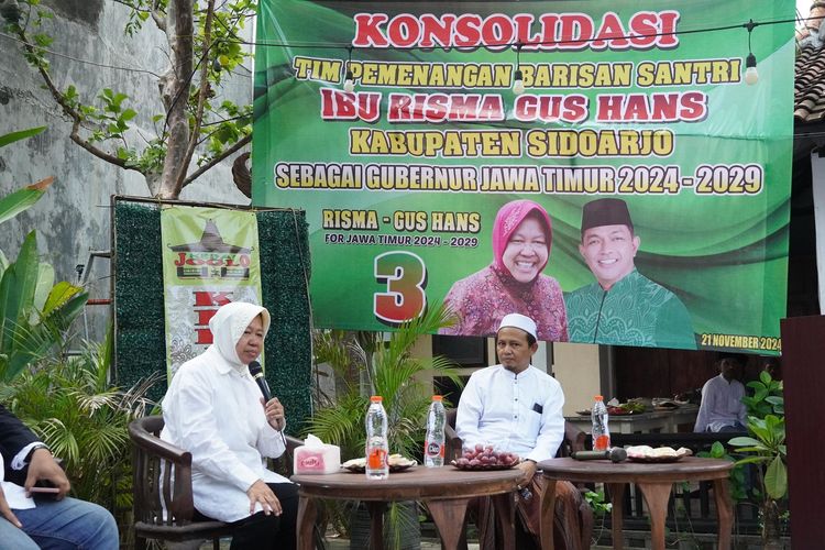 Calon gubernur Jawa Timur (Jatim) nomor urut 3 Tri Rismaharini dalam acara Konsolidasi Tim Pemenangan Barisan Santri Ibu Risma Gus-Hans Kabupaten Sidoarjo, di Kedai Joglo, Kecamatan Suko, Sidoarjo, Kamis (21/11/2024).
