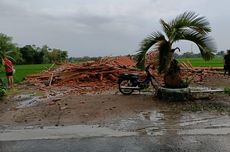 Diterjang Angin Kencang, Satu Rumah di Madiun Roboh