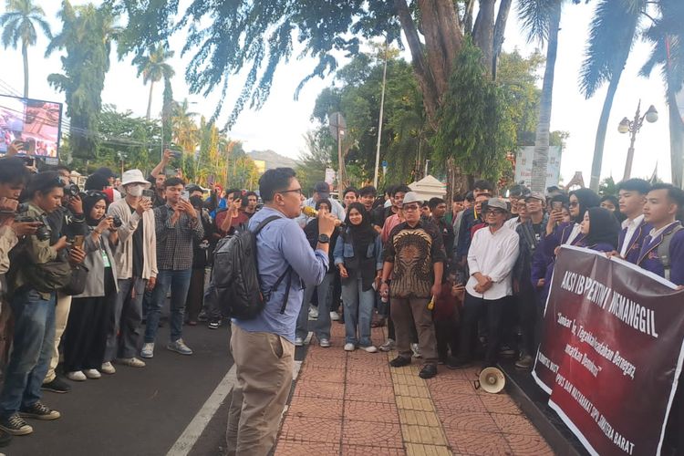 Massa berdemo di depan lantor gubernur Sumbar menuntut DPR gunakan hak angket, Rabu (20/3/2024)