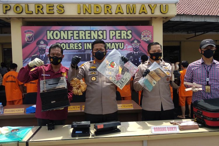 Kapolres Indramayu AKBP Hafidh S Herlambang (tengah) dan unit jaran kepolisian Indramayu saat menunjukan barang bukti pengedaran uang palsu di Mapolres Indramayu.