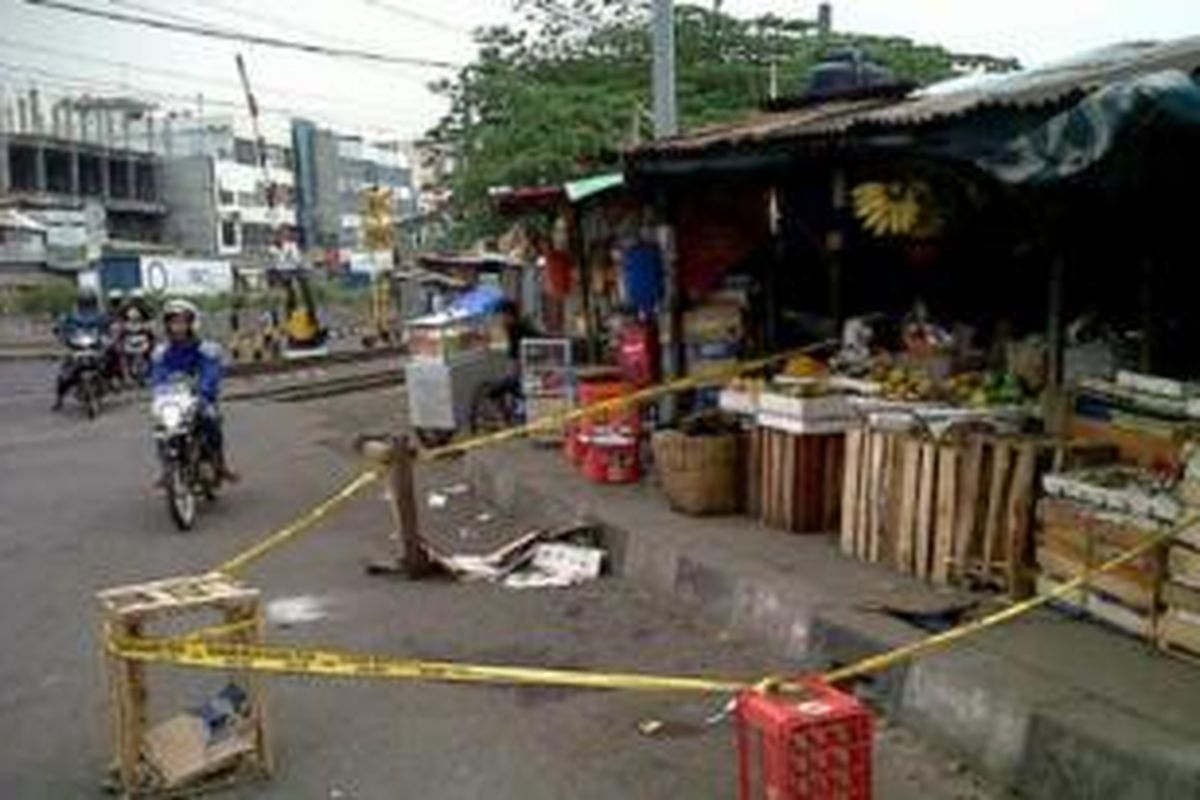 Lokasi tempat tumbangnya Brigadir M Syarif Mappa di Jalan Raya Pasar Minggu, Jakarta Selatan, Minggu (27/10/2013) malam. Pantauan Tribunnews.com di lokasi, lapak buah yang terdapat tepat di depan lokasi jatuhnya korban masih terlihat belum dirapikan. Buah-buahan yang ada di lapak buah sederhana itu masih menggantung, sementara yang empunya tidak berada di lokasi. 