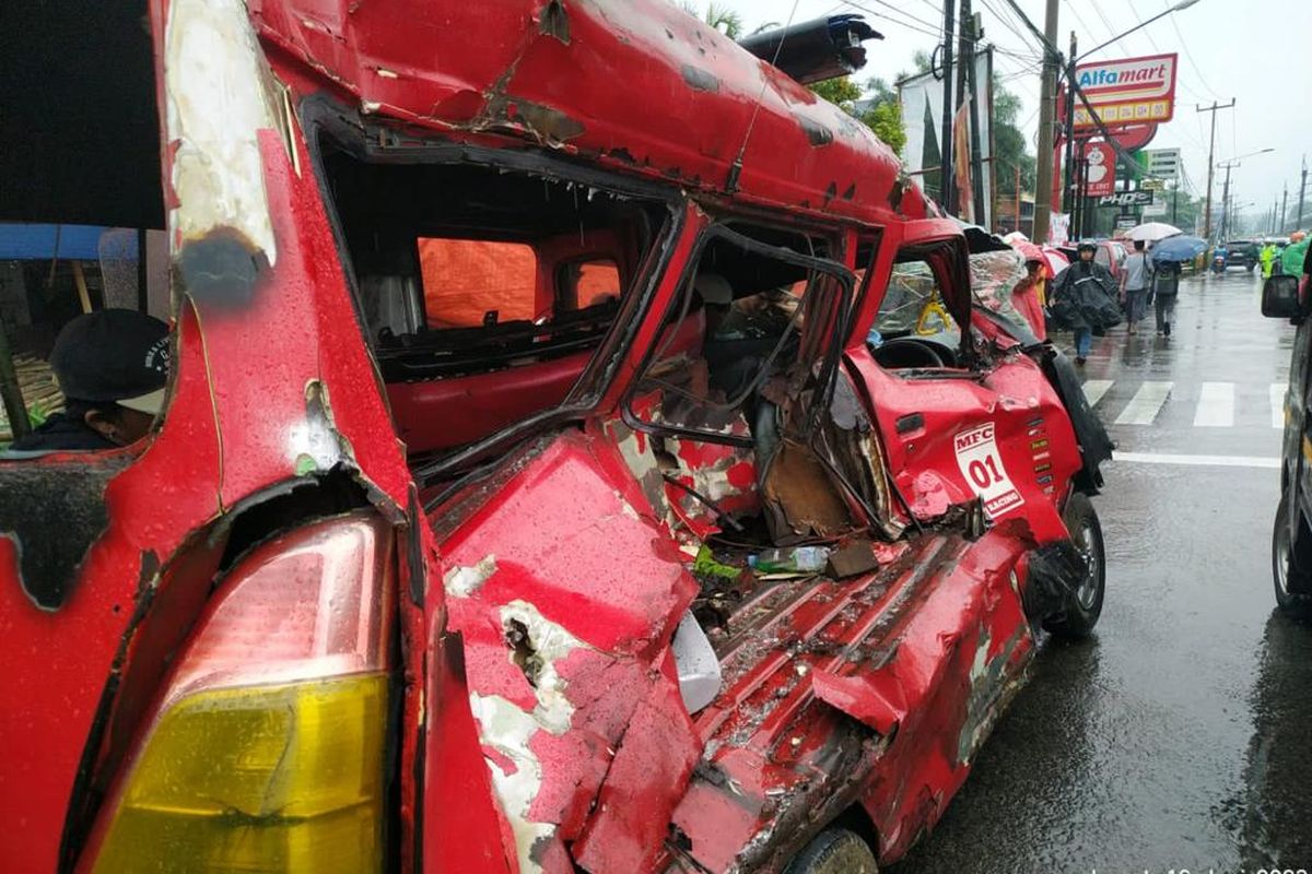 Kecelakaan yang melibatkan mobil dengan KRL Commuter Line kembali terjadi di antara jalur Citayam-Depok, tepatnya di pelintasan tidak resmi Rawa Indah, Jalan Raya Citayam, Depok, Jawa Barat.