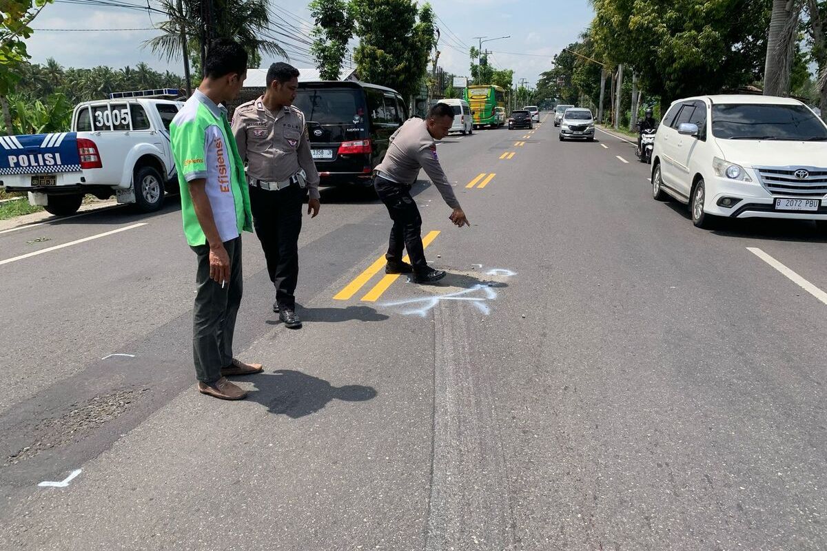 Kecelakaan bus menabrak orang jatuh dari motor di jalan raya Jalan Wates – Purworejo, padukuhan Demen, kapanewon Temon, kabupaten Kulon Progo, Daerah Istimewa Yogyakarta.