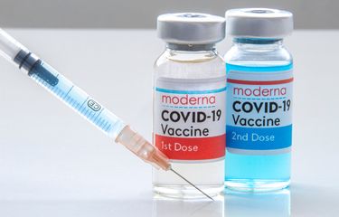 Ilustrasi vaksin booster Moderna. Moderna laporkan perlindungan vaksin Covid-19 yang dikembangkannya terus berkurang seiring waktu. Perusahaan mendukung pemberian dosis booster atau dosis ketiga untuk vaksin mRNA ini.