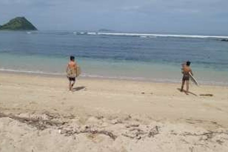 Pantai Kertasari, Desa Labuhan Kertasari, Kecamatan Taliwang, Kabupaten Sumbawa Barat, Nusa Tenggara Barat, Selasa (12/4/2016). Pantai ini memiliki pasir putih dan air laut yang masih bersih. 