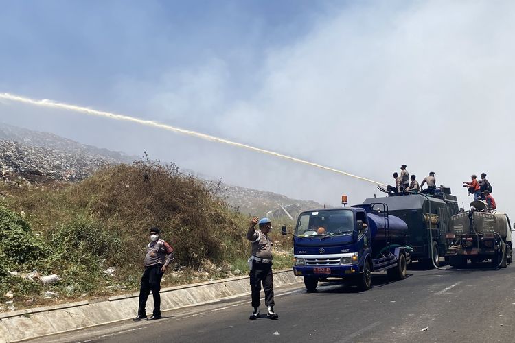 Water Cannon Dikerahkan untuk Padamkan Kebakaran TPA Supit Urang Malang