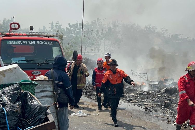 Ditinggal 15 Menit Meladeni Pembeli, Gudang Rosok di Sukoharjo Mendadak Jadi Lautan Api