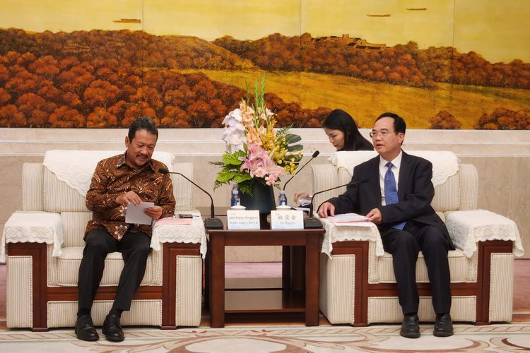 Menteri Kelautan dan Perikanan Sakti Wahyu Trenggono bertemu Mr. Lin Bao Jin, Anggota Komite Tetap Komite Provinsi Fujian Partai Komunis China (CPC) yang juga Sekretaris Komite CPC Fuzhou, dalam kunjungan kerjanya di kota maritim Fuzhou, Provinsi Fujian, Republik Rakyat Tiongkok, Jumat (26/5/2023). Kunjungan kerja Menteri Trenggono di Negeri Tirai Bambu dalam rangka kerja sama Two Countries Twin Park antara Pemerintah Indonesia dengan Pemerintah RRT, khususnya di bidang kelautan dan perikanan.