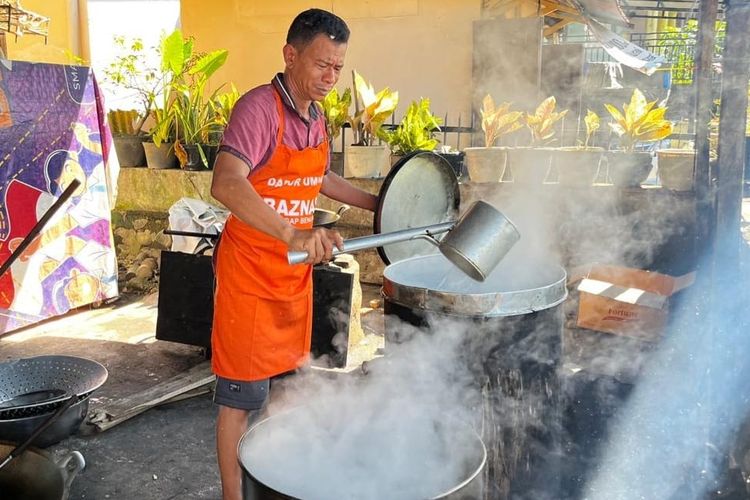 warga membantu memasak di dapur umum BAZNAS yang didirikan di Sibolga dan Tapanuli Tengah. 