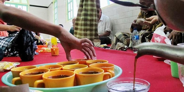 Suasana buka puasa di Masjid Layur atau Masjid Menara di Kampung Melayu, Kelurahan Dadapsari, Semarang Utara, Semarang, Jawa Tengah, Rabu (8/7/2015), dengan kopi arab. Kopi arab merupakan minuman khas kopi yang direbus dengan aneka rempah-rempah. 