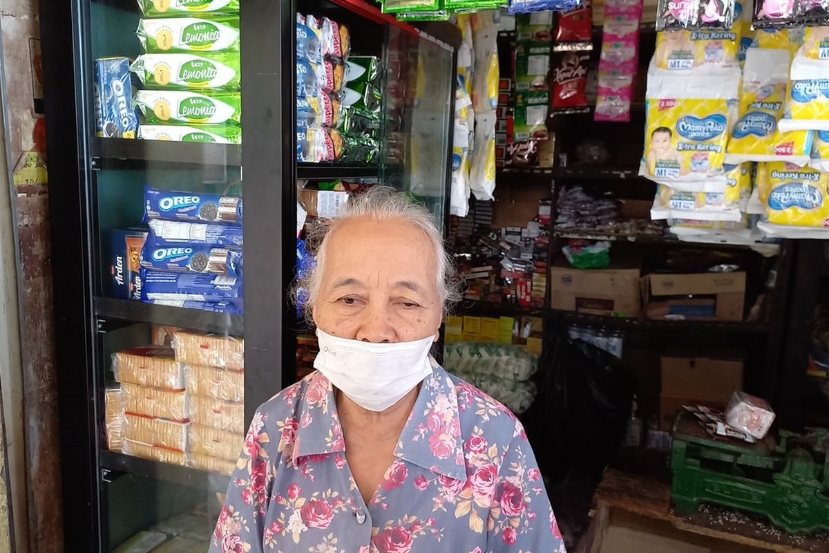 Karsiatini saat ditemui di Pasar Sentul tempatnya berjualan menceritakan kunjungan Jokowi, Senin (14/3/2022)