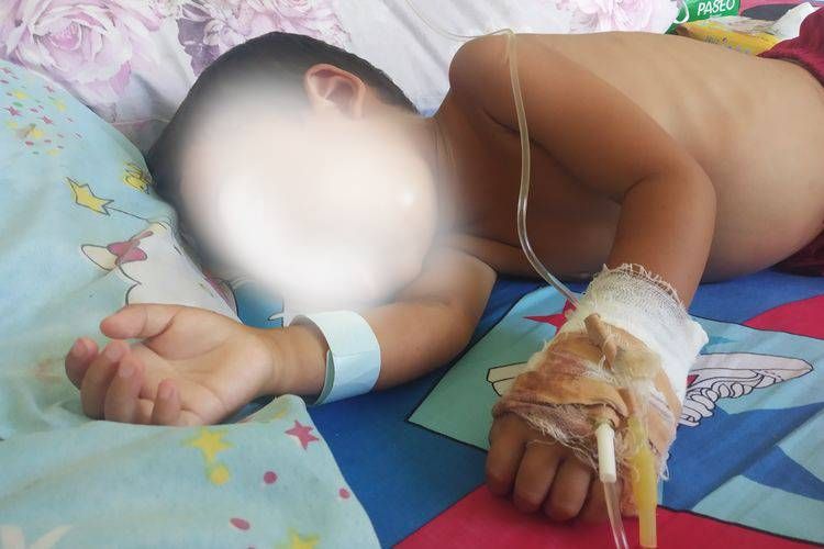 Muhammad Rido Abdullah bocah berumur 2 tahun, asal Desa Sembalun Bumbung, Kecamatan Sembalun, Lombok Timur, Nusa Tenggara Barat, meringik kesakitan karena penyakit tumor ganas yang dideritanya.