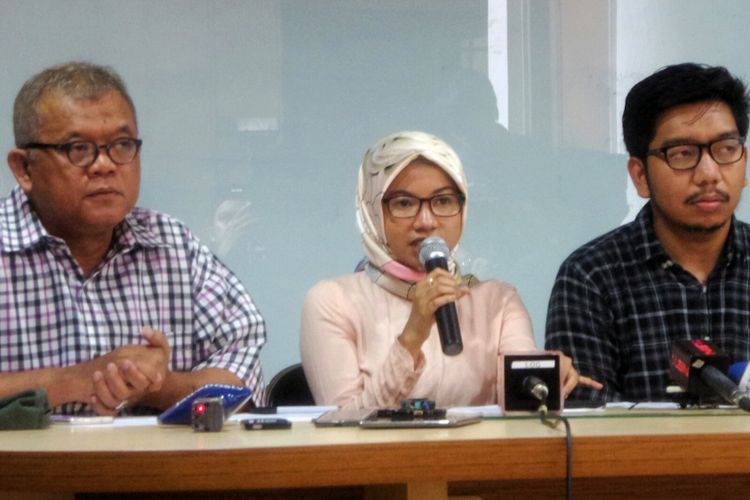 Peneliti ICW Almas Sjafrina saat memberikan keterangan pers terkait pembentukan pansus hak angket KPK, di kantor Indonesia Corruption Watch (ICW), Kalibata, Jakarta Selatan, Minggu (11/6/2017).   