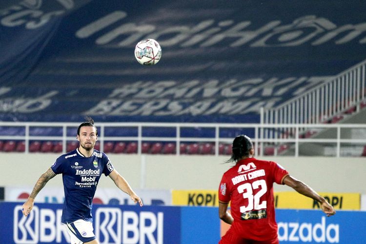 Gelandang Persib Bandung, Marc Klok saat pertandingan melawan Persija Jakarta pada pekan 12 Liga 1 2021-2022 yang berakhir dengan skor 0-1 di Stadion Manahan, Solo, Sabtu (20/11/2021) malam.